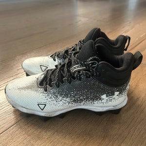 2023 Junior Under Armour Spotlight Franchise RM 2.0 Football Cleats Size 3.5Y.