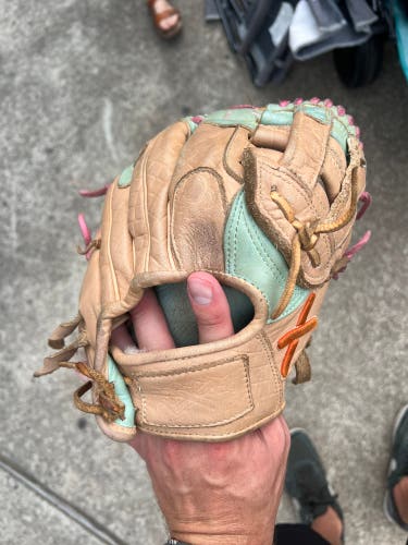 Aria Baseball Glove