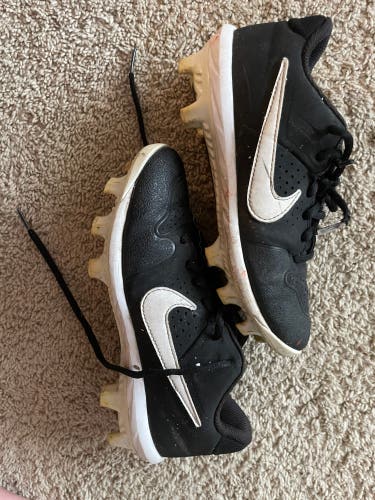 Men's 4.0 (W 5.0) Molded Nike Cleats