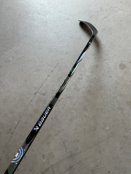 New Intermediate Bauer Right Handed P28 65 Flex Proto-R Hockey Stick