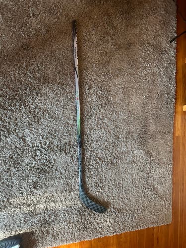 New Intermediate Bauer Right Handed P28  Vapor Hyperlite 2 Hockey Stick