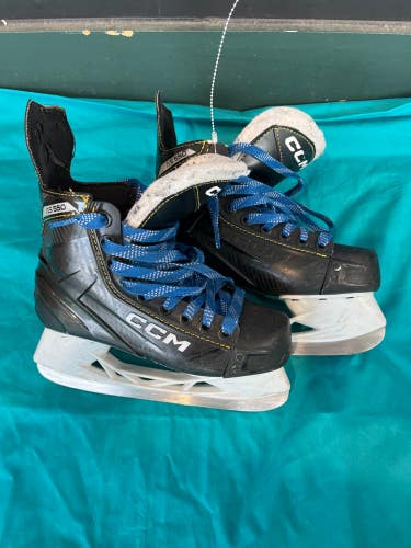 Used Intermediate CCM AS-550 Hockey Skates Regular Width Size 4