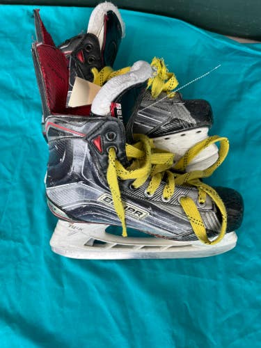 Used Intermediate Bauer Vapor X900 Hockey Skates Regular Width Size 5.5