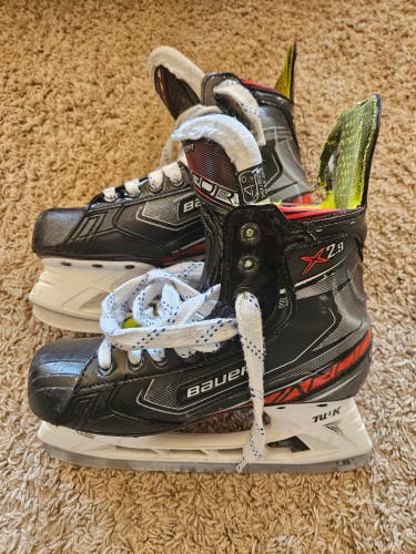 Used Intermediate Bauer Vapor X2.9 Hockey Skates Regular Width Size 4.5