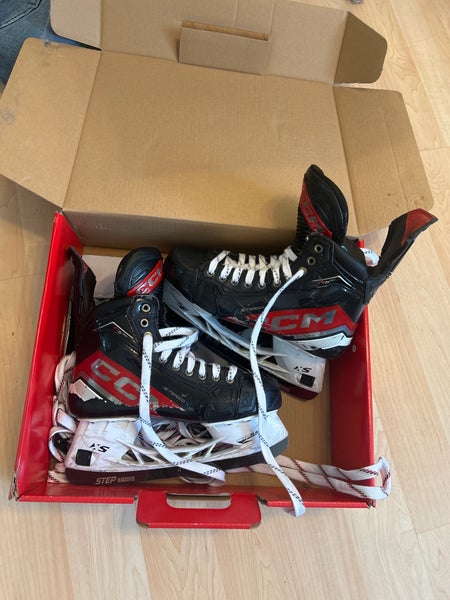 Used Senior CCM Regular Width  8 JetSpeed FT6 Pro Hockey Skates. 2 Sets Of Steel