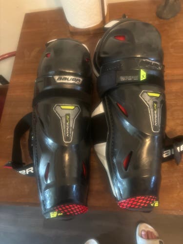 Bauer Hyperlite shinpads