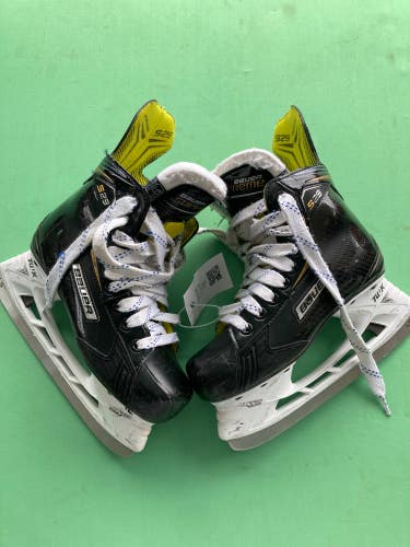 Used Junior Bauer Supreme S29 Hockey Skates Extra Wide Width Size 3