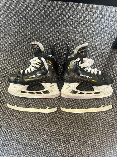 Used Junior Bauer Regular Width Size 2.5 Supreme M5 Pro Hockey Skates