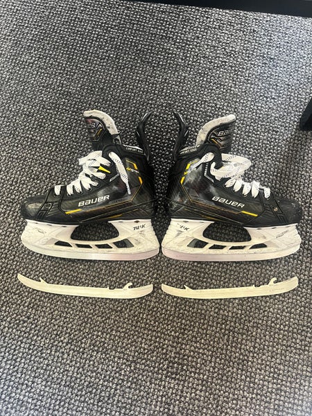 Used Junior Bauer Regular Width Size 2.5 Supreme M5 Pro Hockey Skates