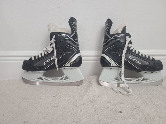 New Intermediate CCM Tacks 9040 Hockey Skates Size 4