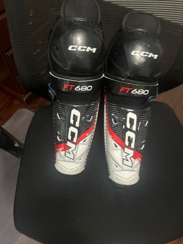 CCM FT 680 Shin pads