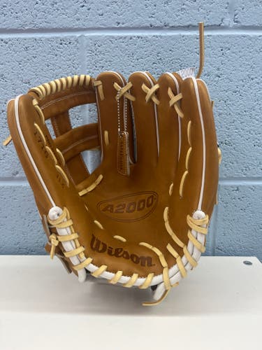 New 2023 Right Hand Throw Wilson Infield A2000 1716 Baseball Glove 11.5"