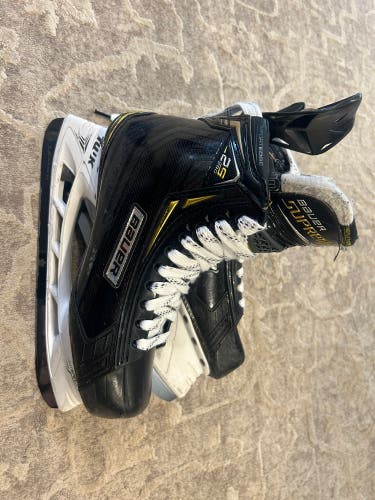 Bauer Regular Width Size 8.5 Supreme  2S Pro Hockey Skates