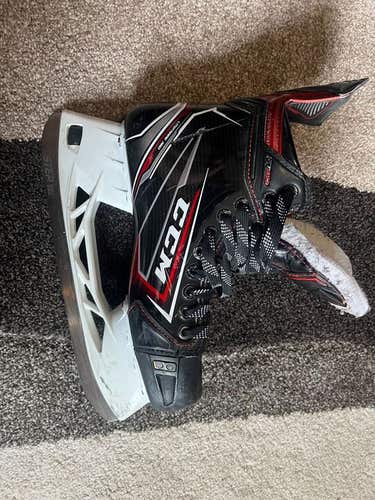 Used Senior CCM JetSpeed FT490 Hockey Skates Regular Width 8