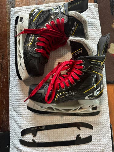 CCM Super Tacks AS3PRO Size 4.5 With 2 Sets Black steel