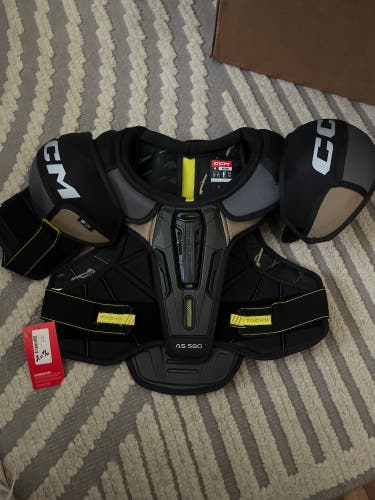 Ccm AS 580 shoulder pads