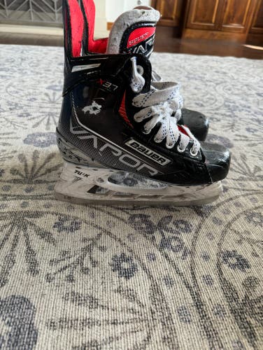 Used Intermediate Bauer Regular Width  Size 5 Vapor X3.7 Hockey Skates