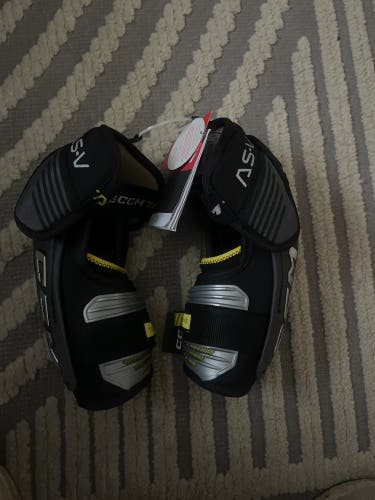 New Senior CCM  Tacks AS-V Elbow Pads