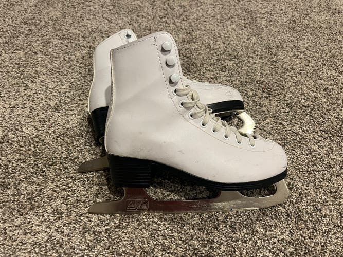 Used American B Junior 2 Figure Skates