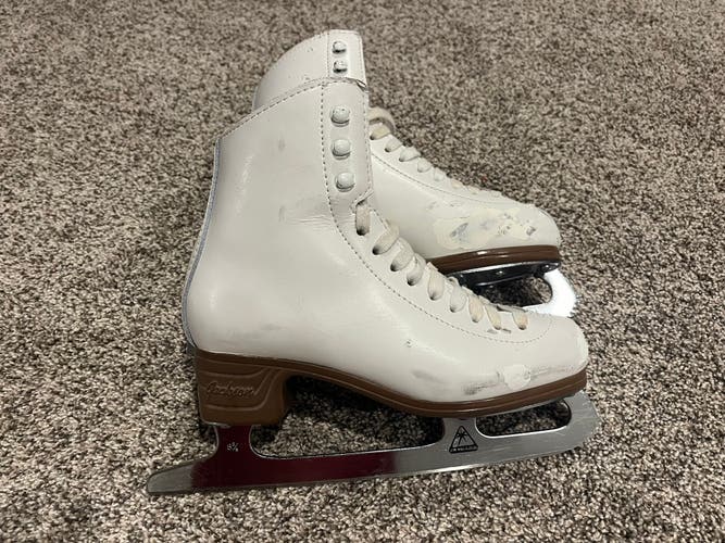 Used Jackson Ultima  Junior 3 Mystique Figure Skates