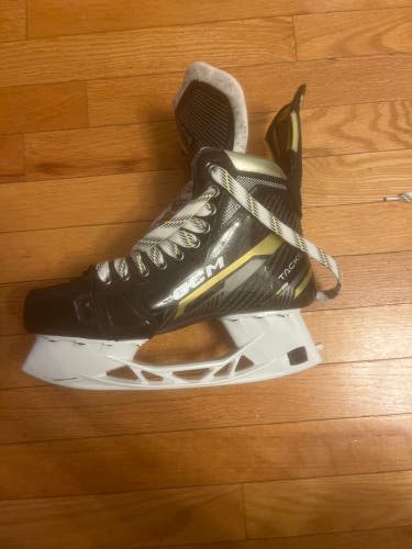 Used Intermediate CCM Regular Width  6.5 AS-V Pro Hockey Skates