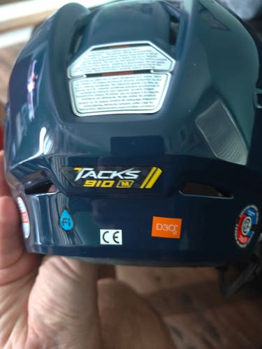 New Medium CCM Tacks 910 Helmet