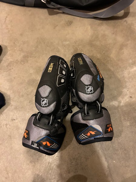 Used Youth CCM  Vector Elbow Pads