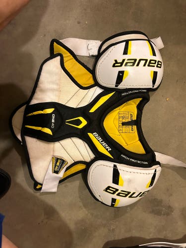 Hockey  Bauer shoulder pads