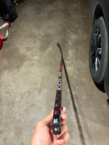 New Intermediate CCM Right Handed P28 JetSpeed FT5 Pro Hockey Stick