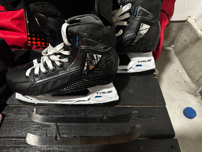 Used True SVH Pro Custom Hockey Skates Size 6