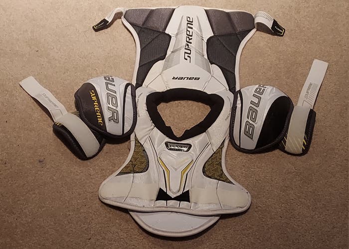 Used Medium Junior Bauer Supreme Ignite Shoulder Pads