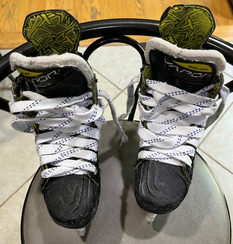 Used Junior Bauer Vapor 3X Hockey Skates Regular Width Size 2.5