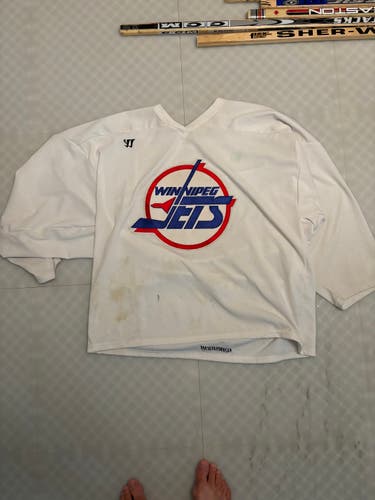 White Used Large/Extra Large Men's Warrior Jersey _ Winnipeg Jets Sewn Logo