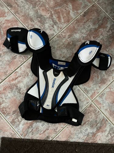 Reebok JR. Medium hockey chest protector