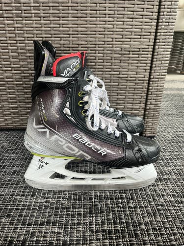 Used Senior Bauer Regular Width Size 5 Vapor Hyperlite Hockey Skates