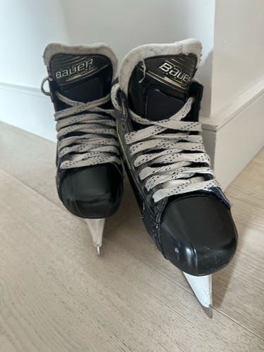 Used Intermediate Bauer Elite Goalie Skates Size 5