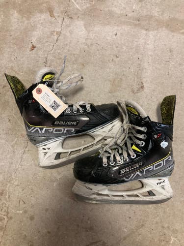 Used Junior Bauer Vapor 3X  Hockey Skates Regular Width Size 3.5