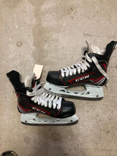 Used Intermediate CCM JetSpeed FT370 Hockey Skates Regular Width Size 5