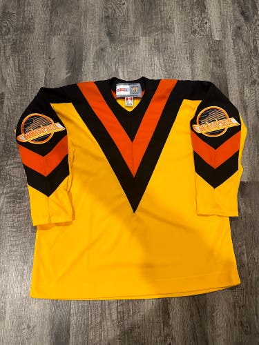 Vancouver Canucks CCM Jersey MiC Yellow Men’s Size XL BNWOT