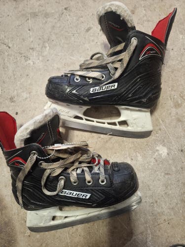 Used Youth Bauer Vapor X300 Hockey Skates Regular Width 13