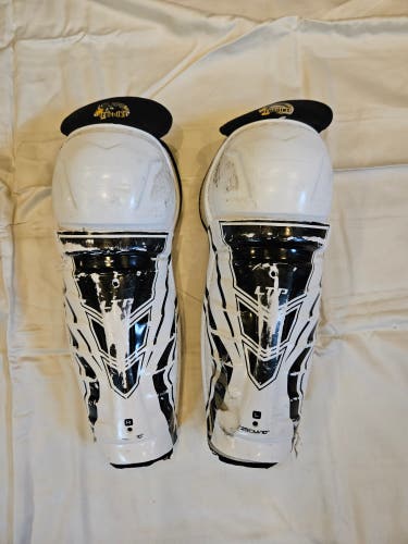 Used Youth CCM LTP 10" Shin Pads