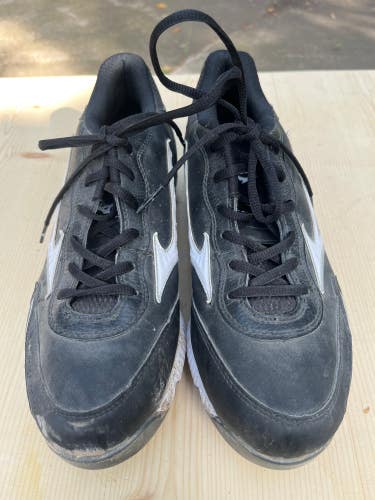 Used Black Mizuno baseball cleats 11.5