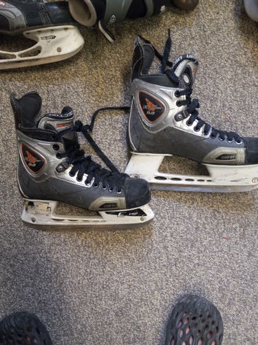 Size 6 CCM Vector 6.0 Hockey Skates Regular Width