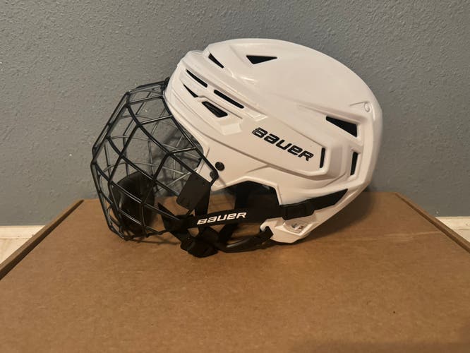 Bauer Re-Akt 150 helmet