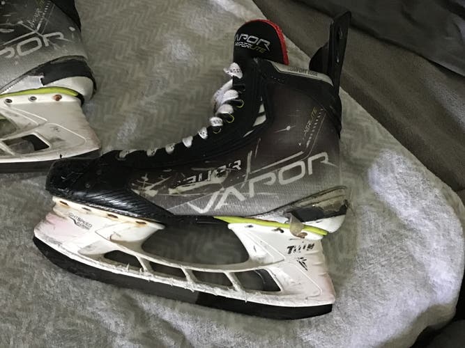 Used Senior Bauer Vapor Hyperlite Hockey Skates 10