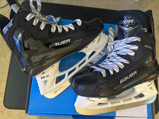 New Intermediate Bauer  Size 4.5 Fit-2 Supreme Matrix Hockey Skates