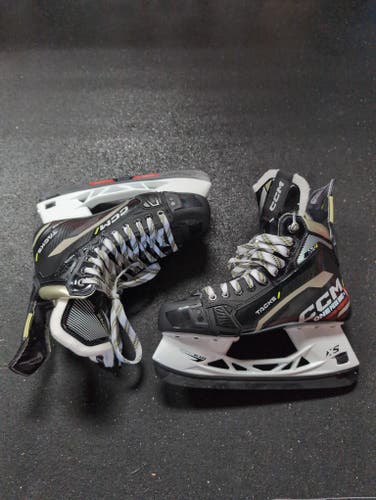 New Senior CCM AS-V Hockey Skates Size 8 Tapered