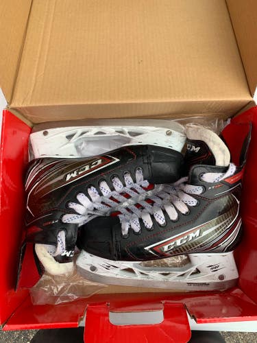 Used Intermediate CCM JetSpeed FT460 Hockey Skates Regular Width Size 5