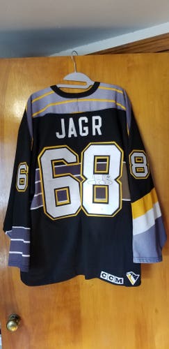 Jaromir Jagr Signed Autographed Pittsburgh Jersey Beckett Witness COA. Rare!