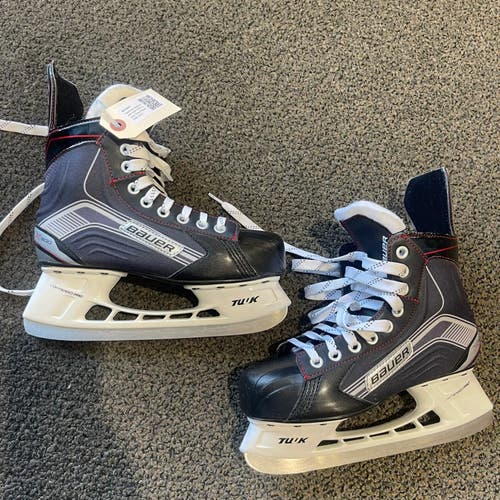 Used Intermediate Bauer Vapor X300 Hockey Skates Regular Width Size 5